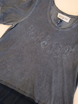 Dunkelgraues T-Shirt mit aufgesticktem, verschnörkeltem Schriftzug 'RESIST' und einem weißen Etikett mit dem gleichen Text am Kragen. Dark gray T-shirt with embroidered ornate lettering 'RESIST' and a white label with the same text at the collar. 