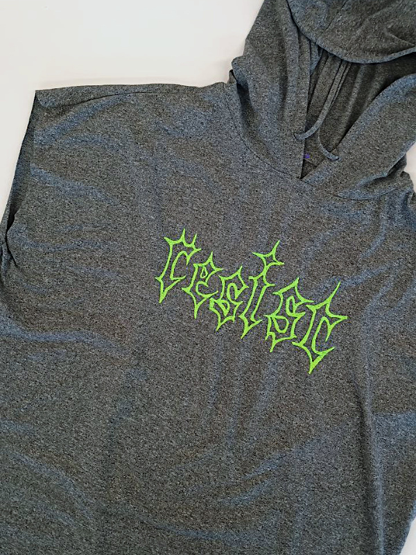Graues Kapuzenshirt mit grünem Schriftzug 'resist' in stacheliger Schriftart auf der Vorderseite. Gray hooded shirt with green spiky text 'resist' on the front. 