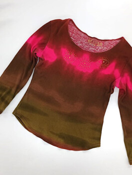Langärmliges Shirt mit Farbverlauf von Braun zu Pink und drei gelbfarbenen Augenmotiven auf der Brust. Long-sleeve shirt with a brown-to-pink gradient and three yellow eye motifs on the chest. 