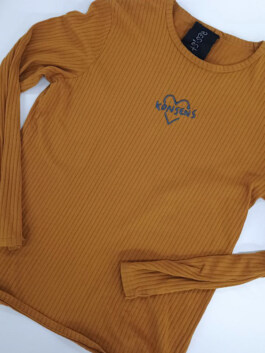 Rippenstrick-Langarmshirt in Braun mit rundem Ausschnitt und kleinem Herzmotiv mit dem Schriftzug 