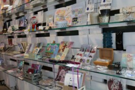 Shelf with various small art and gift items in a shop Regal mit verschiedenen kleinen Kunst- und Geschenkartikeln in einem Laden 