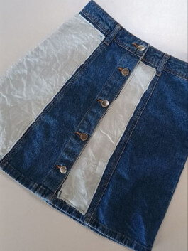 Jeansrock mit Knopfleiste in der Mitte und hellen Aufnähern