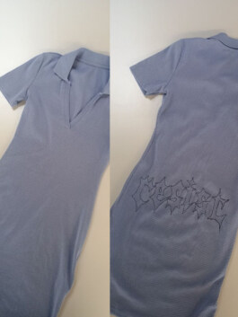 Hellblaues Tenniskleid mit Kragen und kurzem Arm, auf der Rückseite mit dem Schriftzug 'resist' in verschnörkelter Schrift
