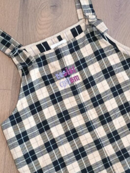 Kariertes Latzkleid mit verstellbaren Trägern und gesticktem Schriftzug